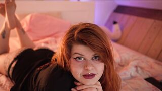 Sexcam coquine avec ta petite amie rousse, poilue et bien cochonne. JOI et girlfriend experience