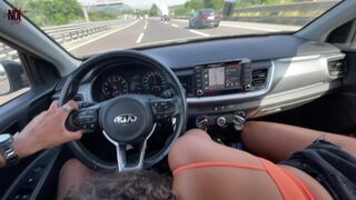 Gli succhio il cazzo in autostrada in pieno giorno, con il culo da fuori e le auto che passano