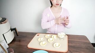 Sexy busty beauty uses air fryer to make egg tarts and glutinous rice balls