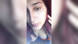 Cornudo mira por videollamada como su novia le come la polla a su padrastro y varios amigos suyos