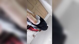 Empleada de servicio infiel organiza la ropa y da mamada profunda a jefe blowjob and handjob latina