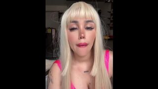 RED BITCH - barbie hermosa relajándose con un gran consolador negro en su vagina babosa