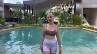 Wow! Girl with a Big Butt Gets Wet in the Pool and Enjoys It - Lola Fans 4K