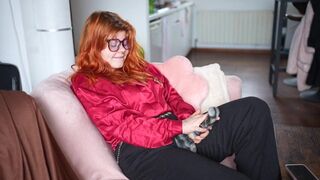 ACCRO AU PORNO : Psychologue rousse te donne une lecon avec son énorme gode cheval